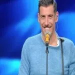 Sanremo 2017 look terza serata: gli outfit più belli e più brutti sfoggiati sull’Ariston, Francesco Gabbani troppo casual