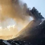 Etna eruzioni: L’attività del vulcano non si ferma, ancora lava sulla neve