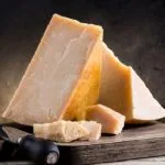 Parmigiano Reggiano falso, come riconoscere i formaggi contraffatti?