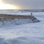 Libano, incantevole spettacolo paesaggistico: il mare ricoperto di schiuma