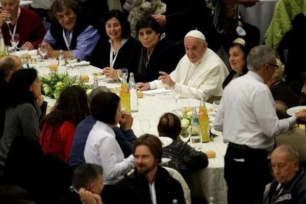 Papa Francesco regala gelati ai poveri per San Giorgio