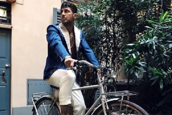 Fabrizio Corona Instagram: cade dalla bici in diretta