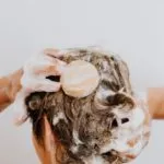 Capelli grassi, cause e rimedi naturali per eliminare l’effetto unto dalle vostre chiome