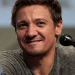 Jeremy Renner, cosa è successo: dall’incidente al selfie in ospedale