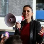 La prima ministra neozelandese Jacinda Ardern annuncia le sue dimissioni