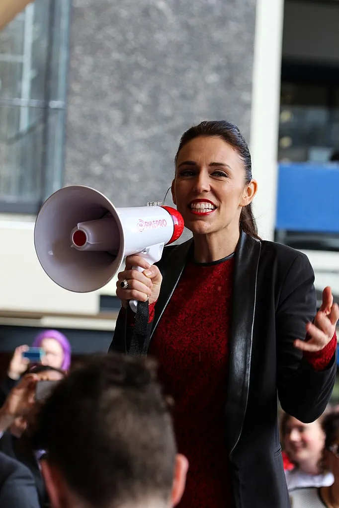 La prima ministra neozelandese Jacinda Ardern annuncia le sue dimissioni